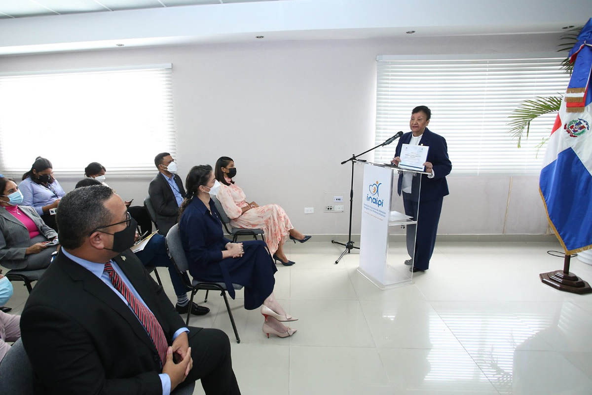 Besaida Manola Santana de Báez, Directora del INAIPI, agradece dicho reconocimiento