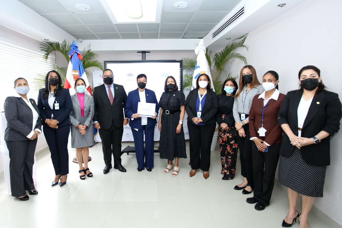 Cristian Sánchez Reyes, director general del INAP, la directora ejecutiva del Inaipi, Besaida Manola Santana junto  a personalidades de ambas instituciones