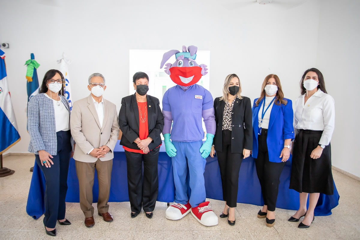 doctora Jesenia Erickson, doctor Salvador Campillo, Besaida Manola Santana de Báez, el doctor Muelitas, doctora Irma Mauriz, Katya Arbaje y Yanett Rodríguez.
