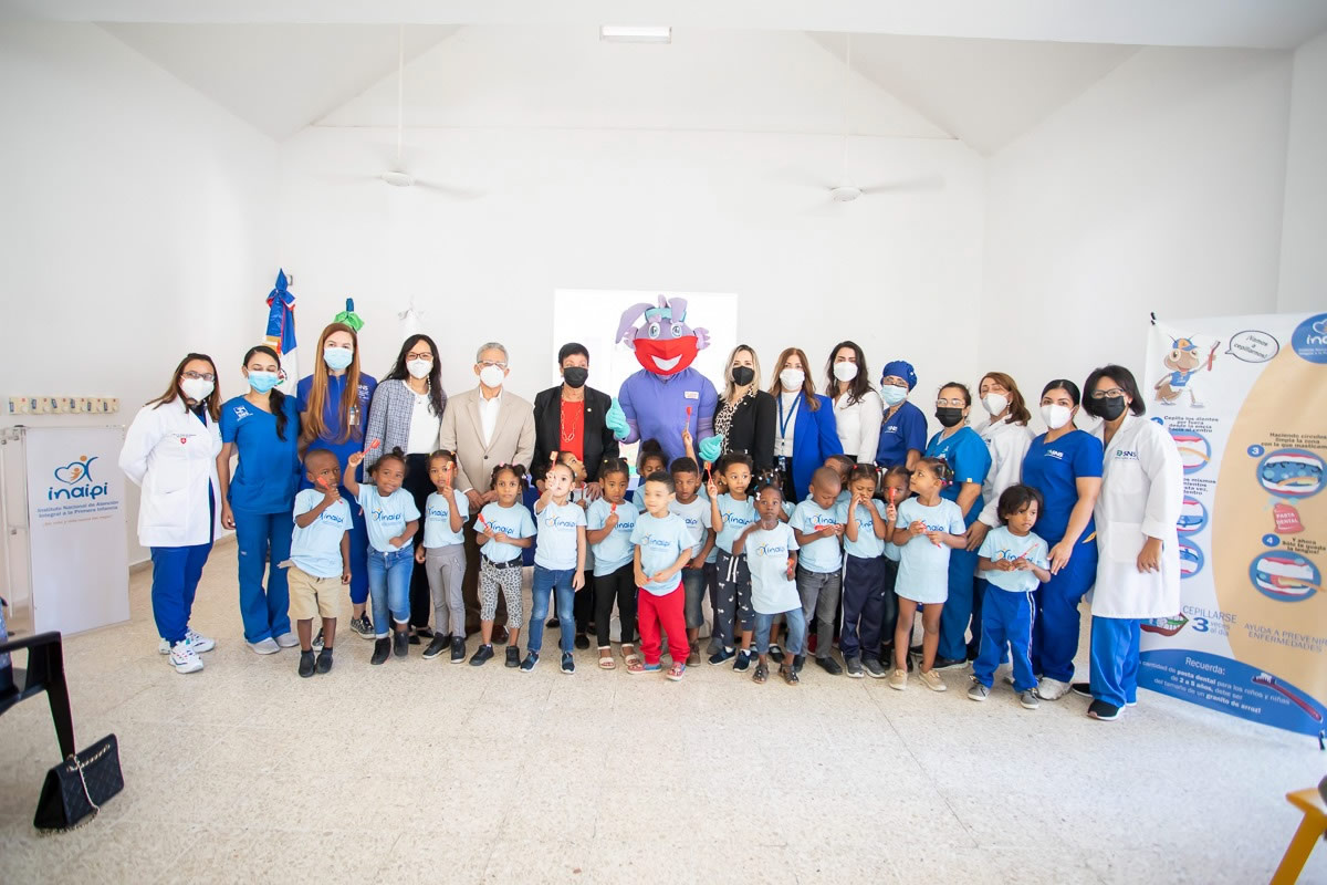 Representantes del SNS, Colgate-Palmolive y del Inaipi con los infantes del Caipi El Libertador de Herrera.