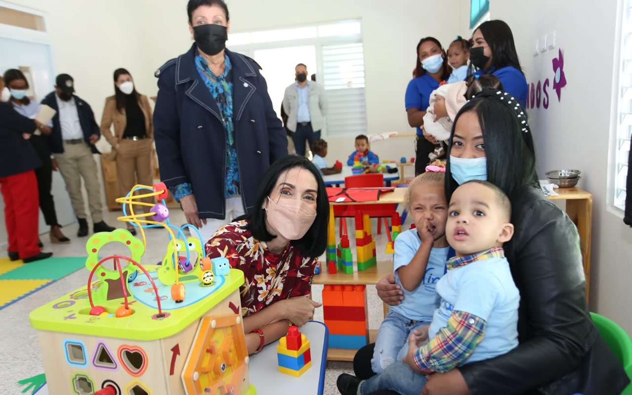 La primera dama y presidenta del Gabinete de Niñez y Adolescencia, Raquel Arbaje, recorre las instalaciones 