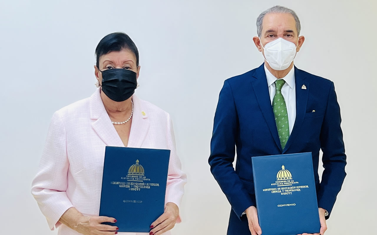 Franklin García Fermín, ministro del MESCYT y Besaida Manola Santana de Báez, directora ejecutiva del Inaipi durante el convenio