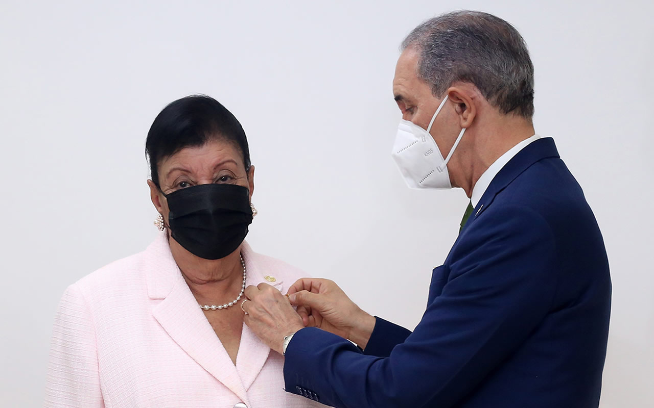 El ministro García Fermín colocó el pin institucional a Manola Santana de Báez