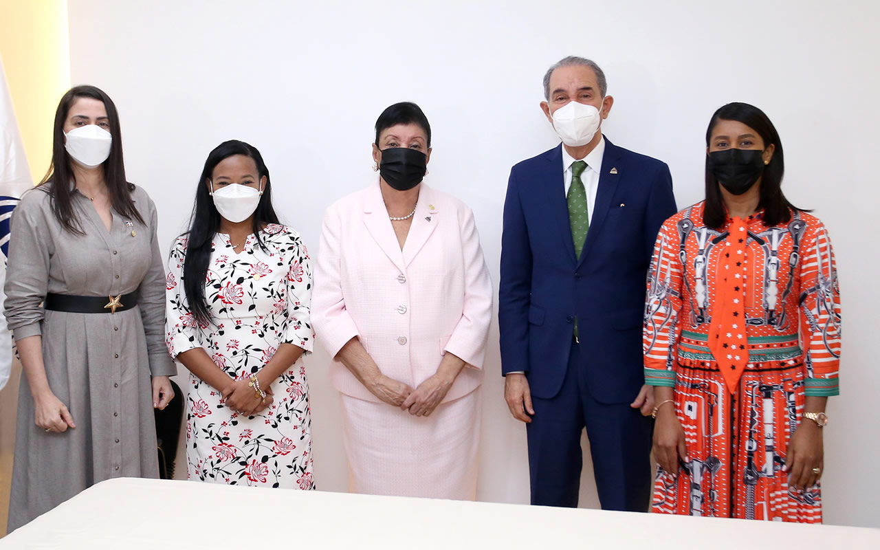 Franklin García Fermín, ministro del MESCYT y Besaida Manola Santana de Báez, directora ejecutiva del Inaipi junto a las Subdirectoras del INAIPI