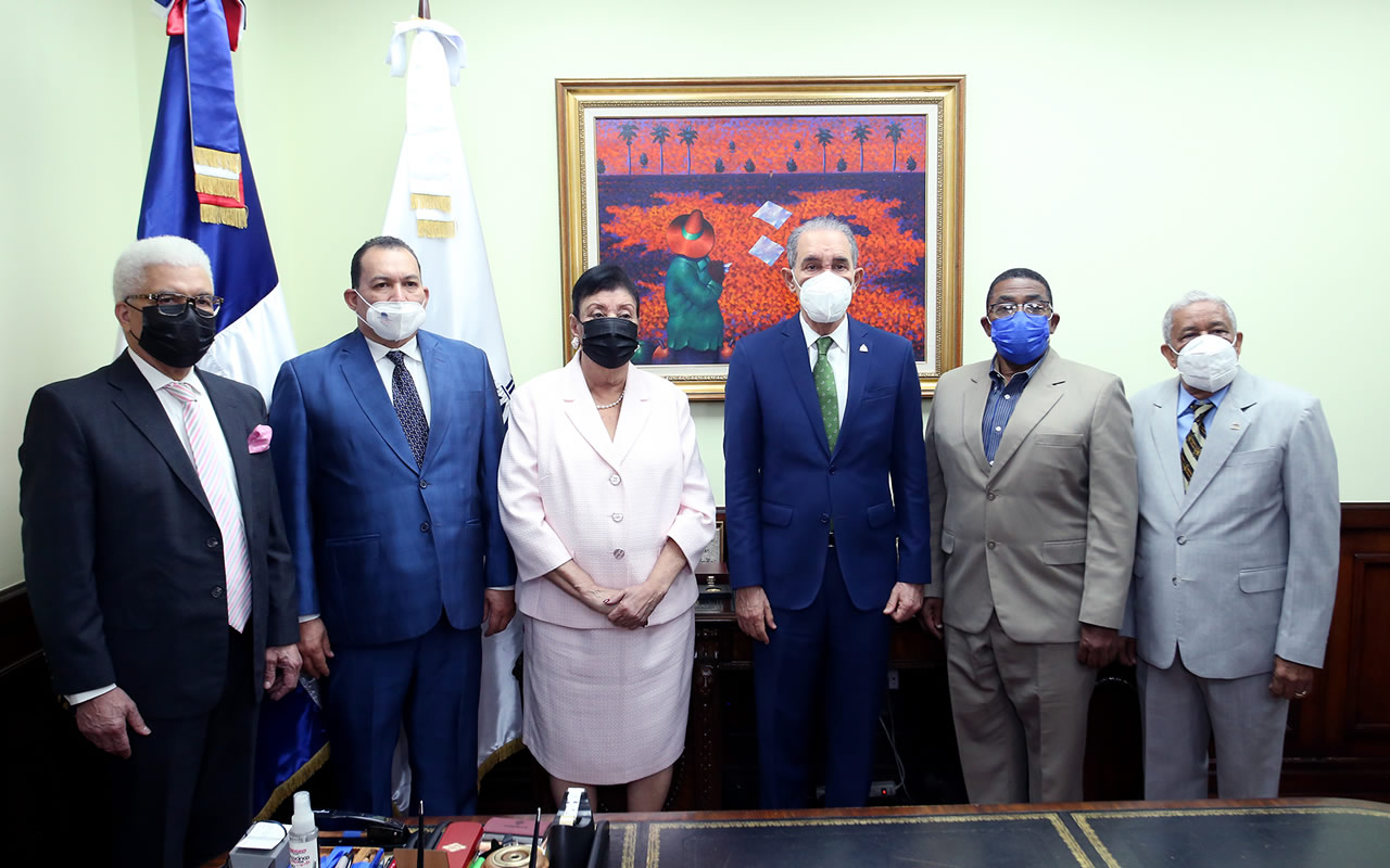Franklin García Fermín, ministro del MESCYT y Besaida Manola Santana de Báez, directora ejecutiva del Inaipi junto a personalidades de la MESCYT