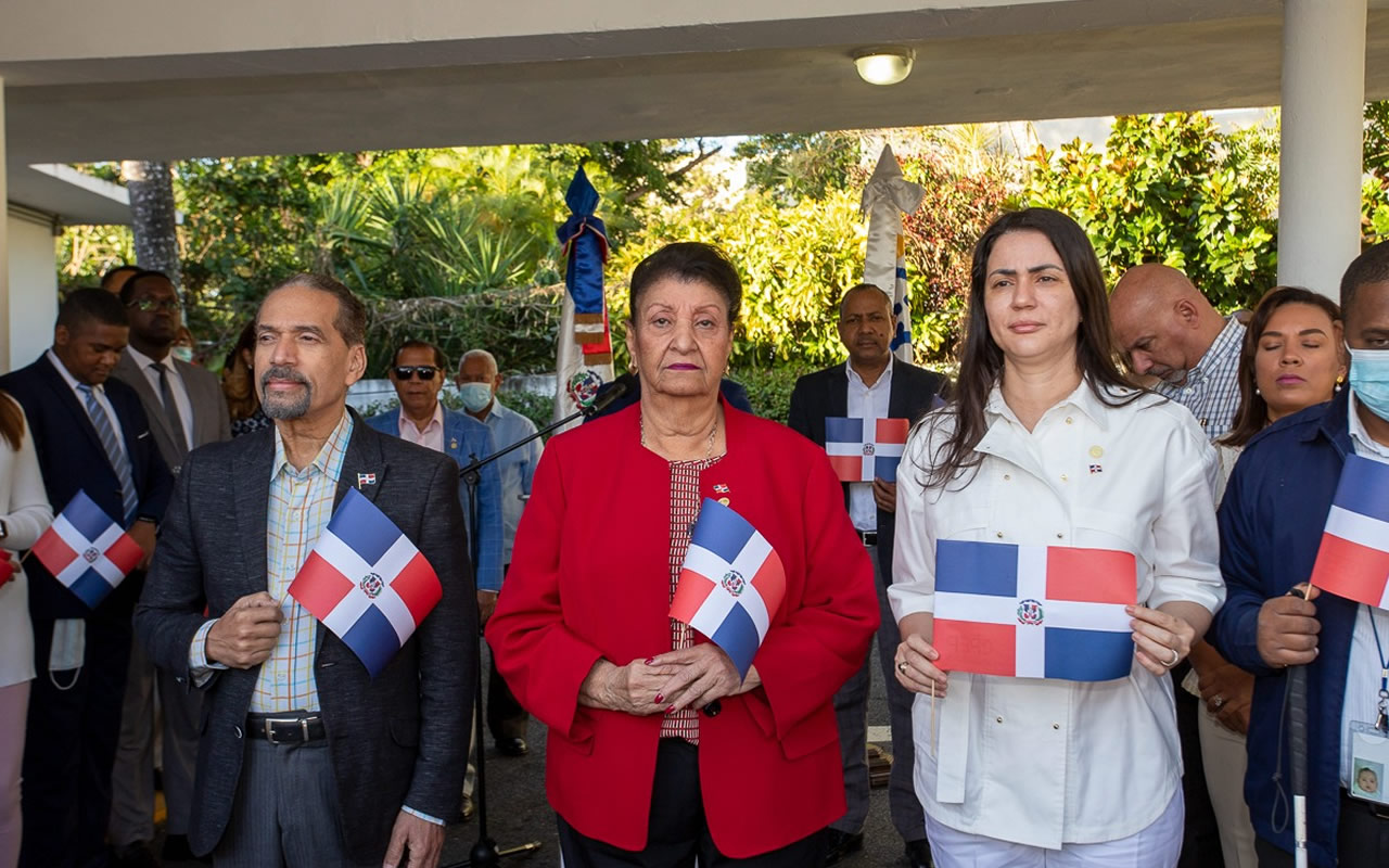   Directora del Inaipi y el presidente de la CPEP encabezan homenaje a la Bandera Nacional