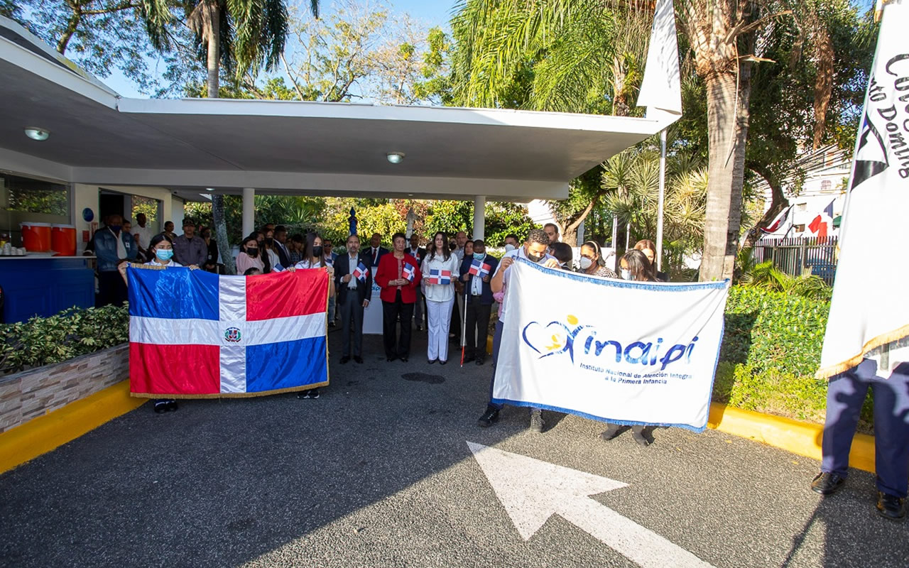 El presidente de la Comisión Permanente de Efemérides Patrias, Juan Pablo Uribe, la directora ejecutiva del Inaipi, Besaida Manola Santana de Báez y la subdirectora de Gestión Institucional, Yanett Rodríguez encabezan acto homenaje a la bandera nacional