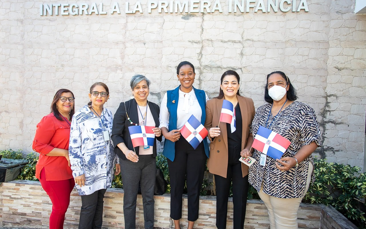 Colaboradores del Inaipi participaron en el acto de la bandera 
