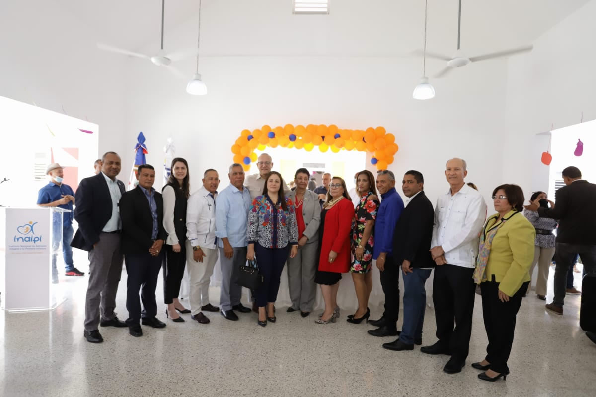  La directora del Inaipi, Besaida Manola Santana  junto a la gobernadora de Santiago, Rosa Santos, el alcalde de Santiago Oeste, Eddy Báez y el director de Proindustria, Ulises Rodríguez y otras personalidades del INAIPI