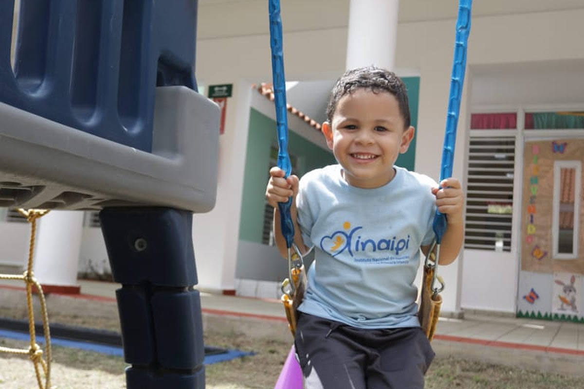  Niño feliz jugando en el área de recreación