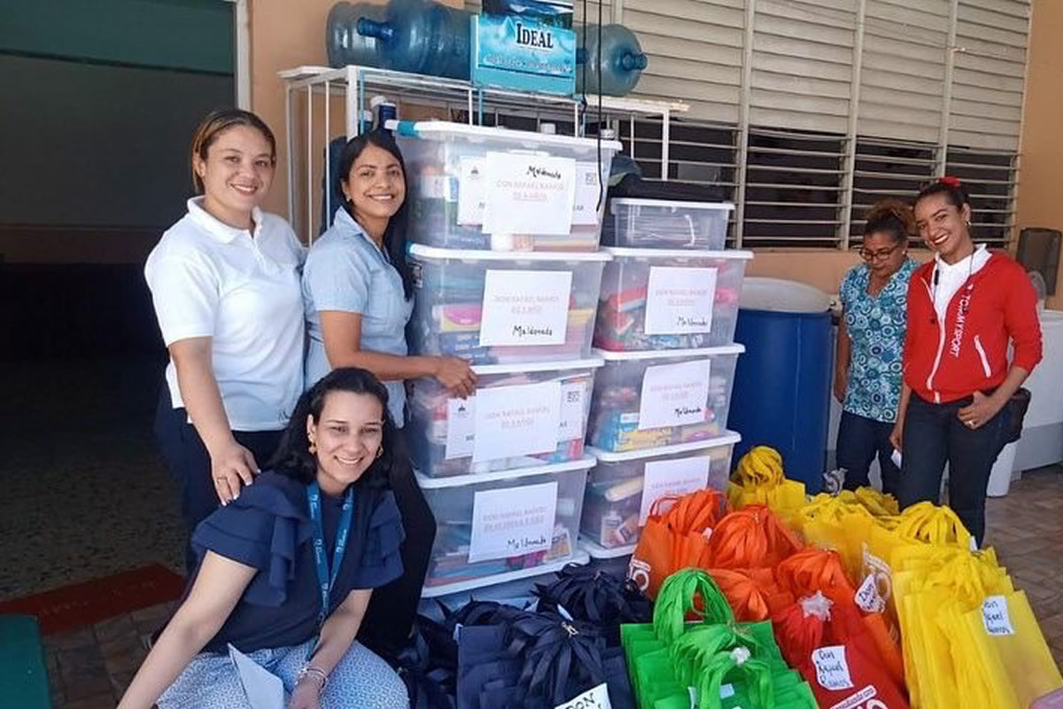 Especialistas nacionales e internacionales del Instituto 512 junto al donativo para los niños y niñas trabajar con sus familias en sus hogares