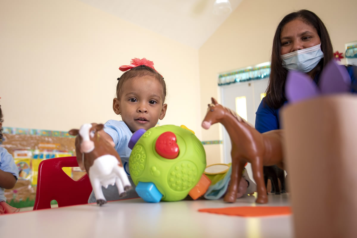 Agente Educativa junto a los niños en el Centro CAIPI