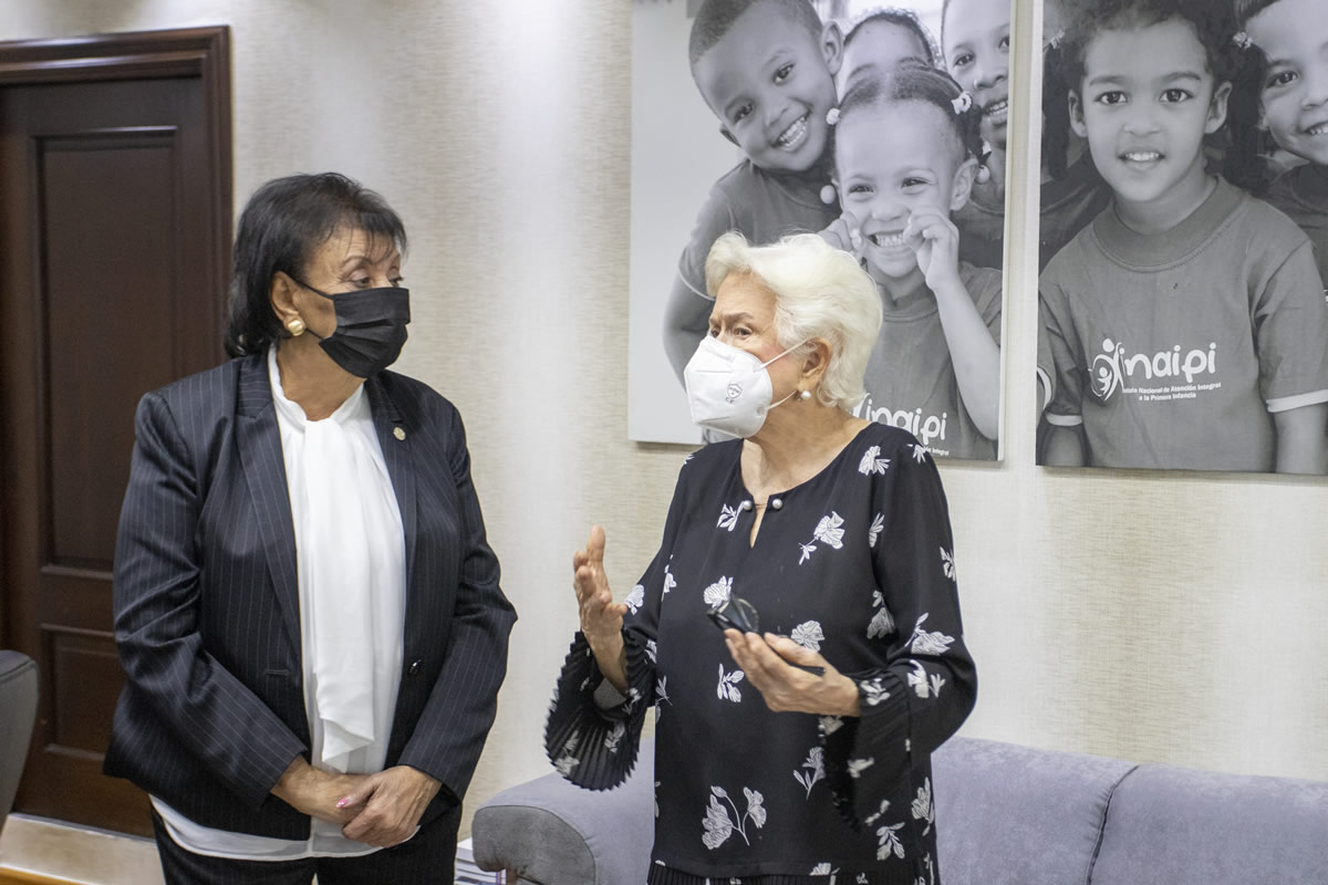 La Directora el Inaipi, Besaida Santana, junto a la Dra. Milagros Ortiz Bosch, Directora General de Etica e Integridad Gubernamental