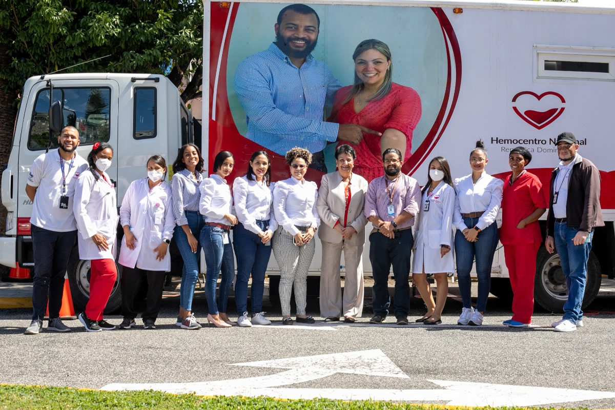 Al centro la directora del INAIPI, Besaida Manola Santana junto a colaboradores del Hemocentro Nacional y del INAIPI