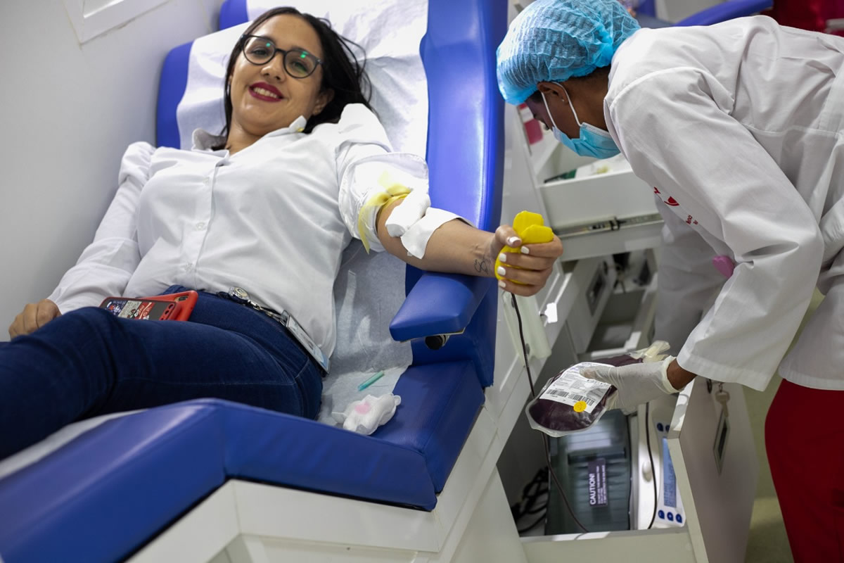 Colaboradora del INAIPI donando sangre en el operativo