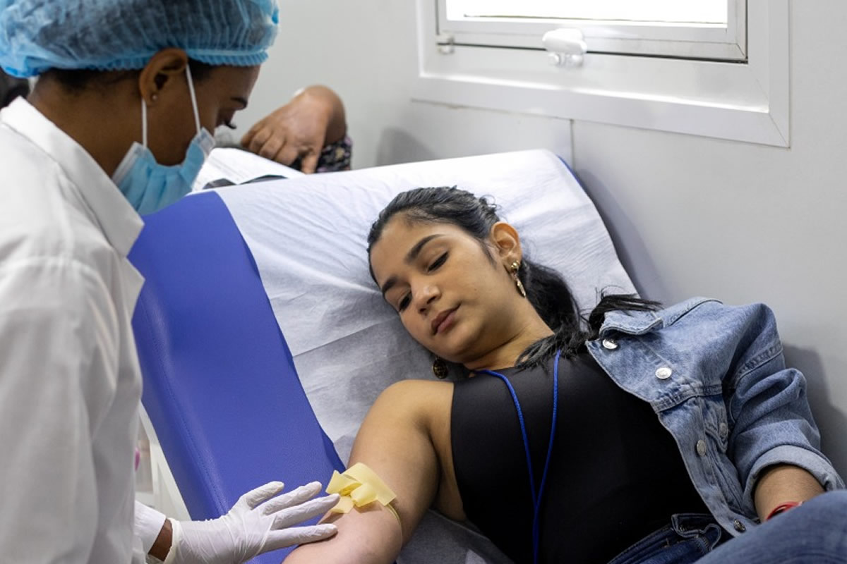 Colaboradora del INAIPI donando sangre en el operativo