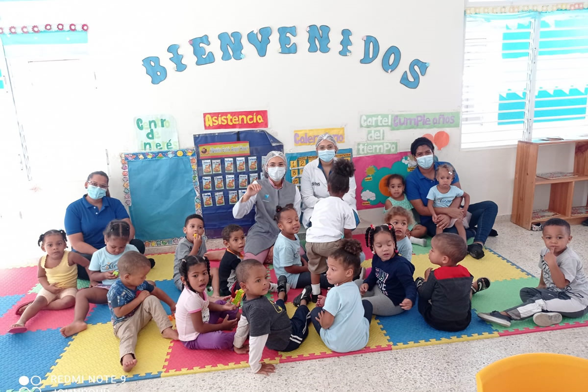 Al centro la directora del INAIPI, Besaida Manola Santana junto a colaboradores del Hemocentro Nacional y del INAIPI