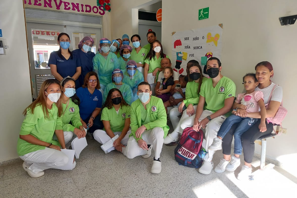 Colaboradores del Inaipi junto al Servicio Nacional de Salud (SNS), la empresa Colgate-Palmolive y la Pontifica Universidad Católica Madre y Maestra (PUCMM) en la jornada de odontologia