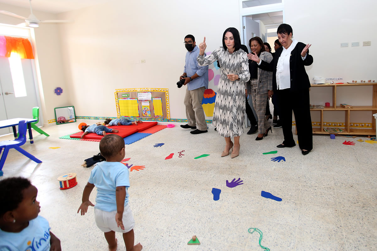 La primera dama Raquel Arbaje  y la directora ejecutiva del Inaipi, Besaida Santana en una de las aulas del  nuevo Centro 
