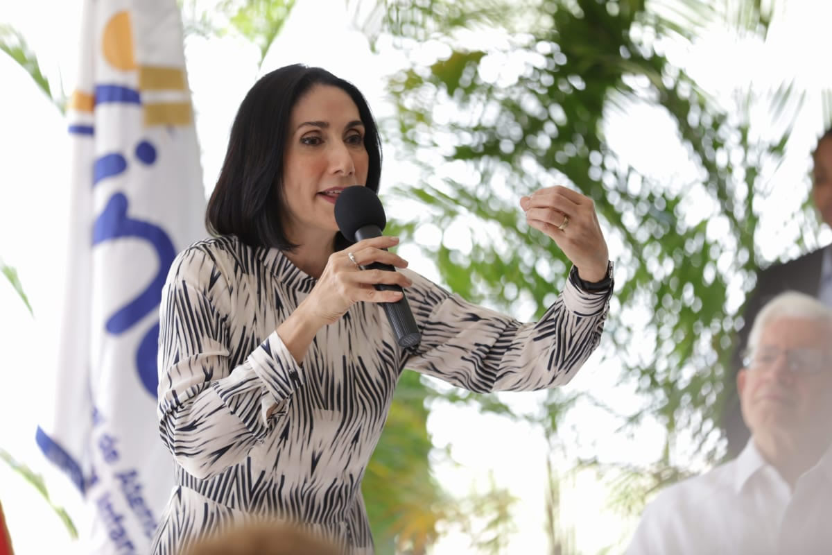 La primera dama y presidenta del Gabinete de Niñez y Adolescencia Raquel Arbaje  