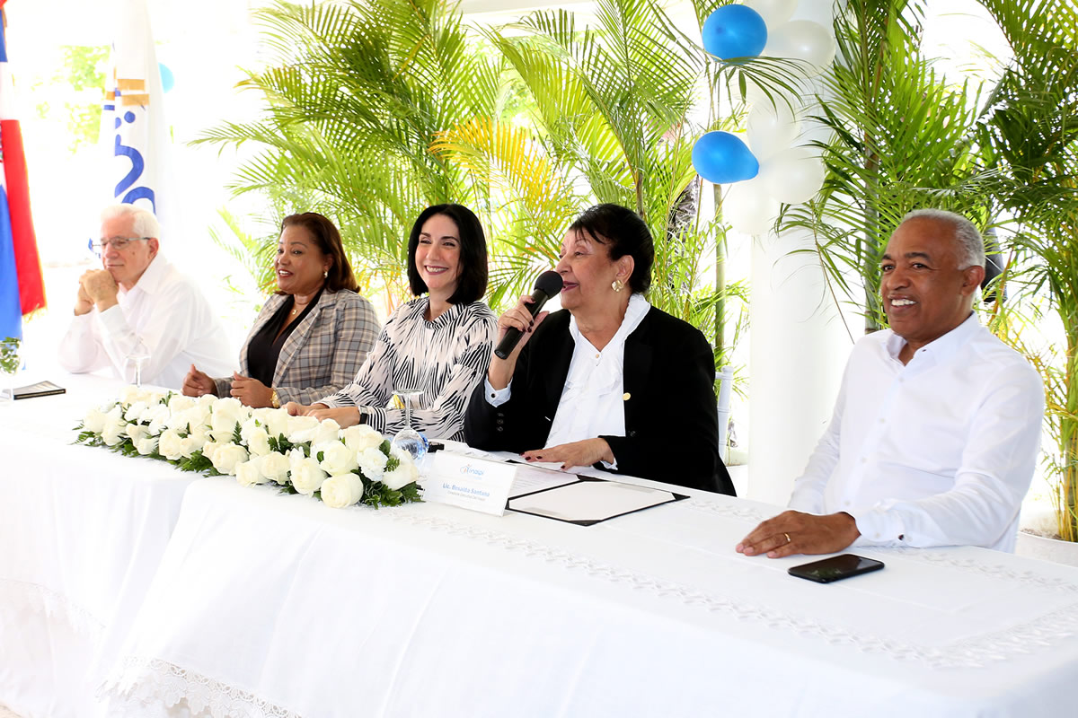 La primera dama, Raquel Arbaje y la directora ejecutiva del Instituto Nacional de Atención Integral a la Primera Infancia (Inaipi) Besaida Santana de Báez, encabezan el acto de puesta en servicio del nuevo Centro