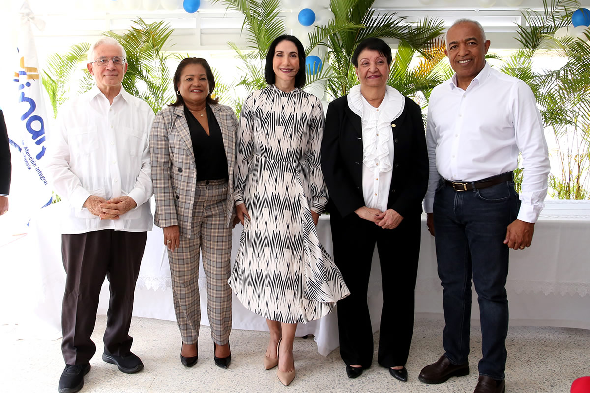La primera dama Raquel Arbaje, la directora ejecutiva del Inaipi, Besaida Santana, la gobernadora de la provincia Santo Domingo, Julia Drullard, el diputado José (Bertico) Santana y el Padre Gregorio Alegría