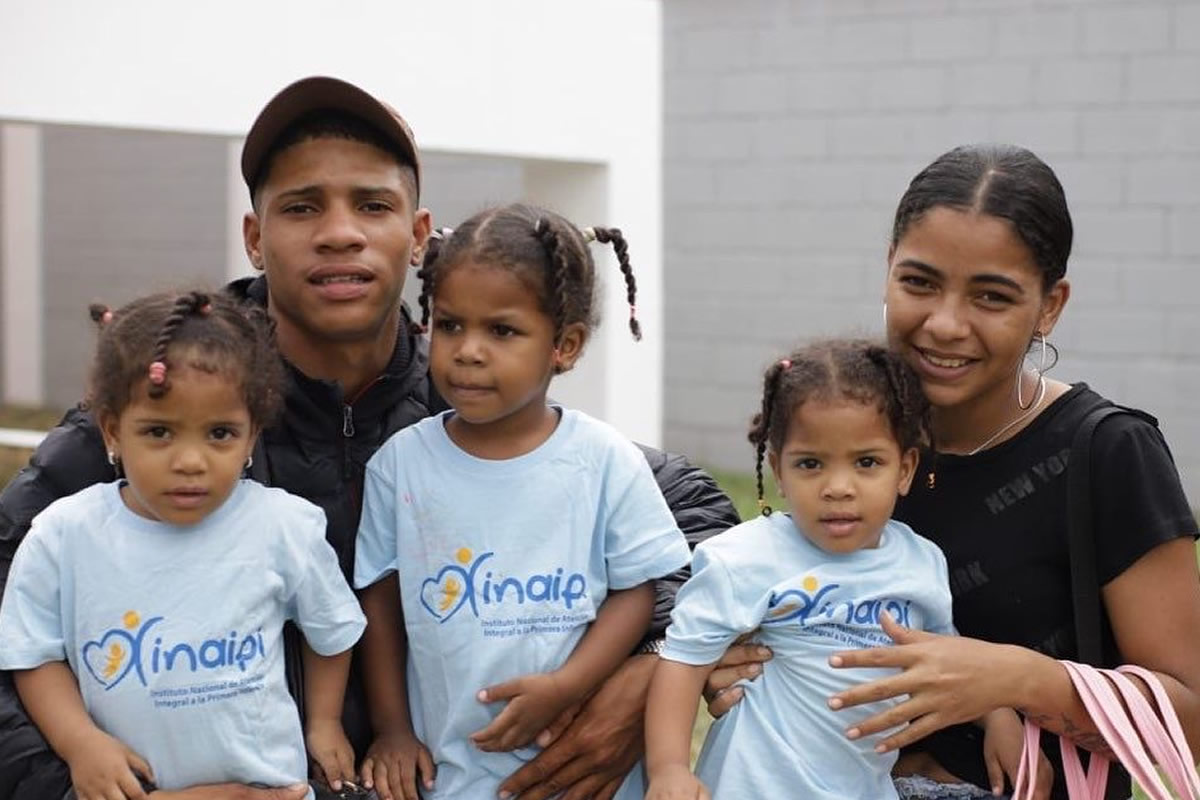 Familia beneficiada de los servicios del nuevo Centro del Caipi de Los Mina