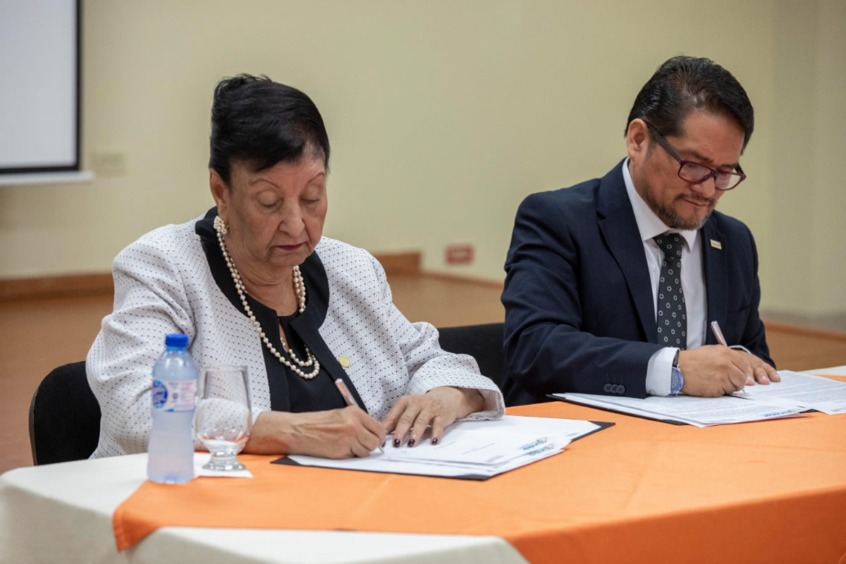 El director nacional de World Vision República Dominicana, Juan Carlo Ramírez y la directora del INAIPI, Besaida Manola Santana de Báez firman el acuerdo