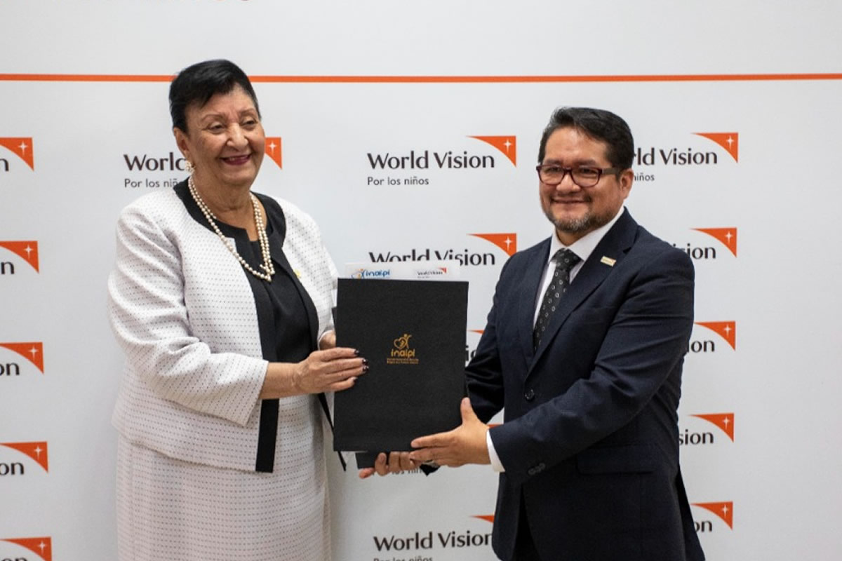 El director nacional de World Vision República Dominicana, Juan Carlo Ramírez y la directora del INAIPI, Besaida Manola Santana de Báez sostienen acuerdo firmado
