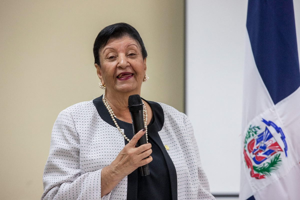 La directora del INAIPI, Besaida Manola Santana se dirige a la audiencia 
