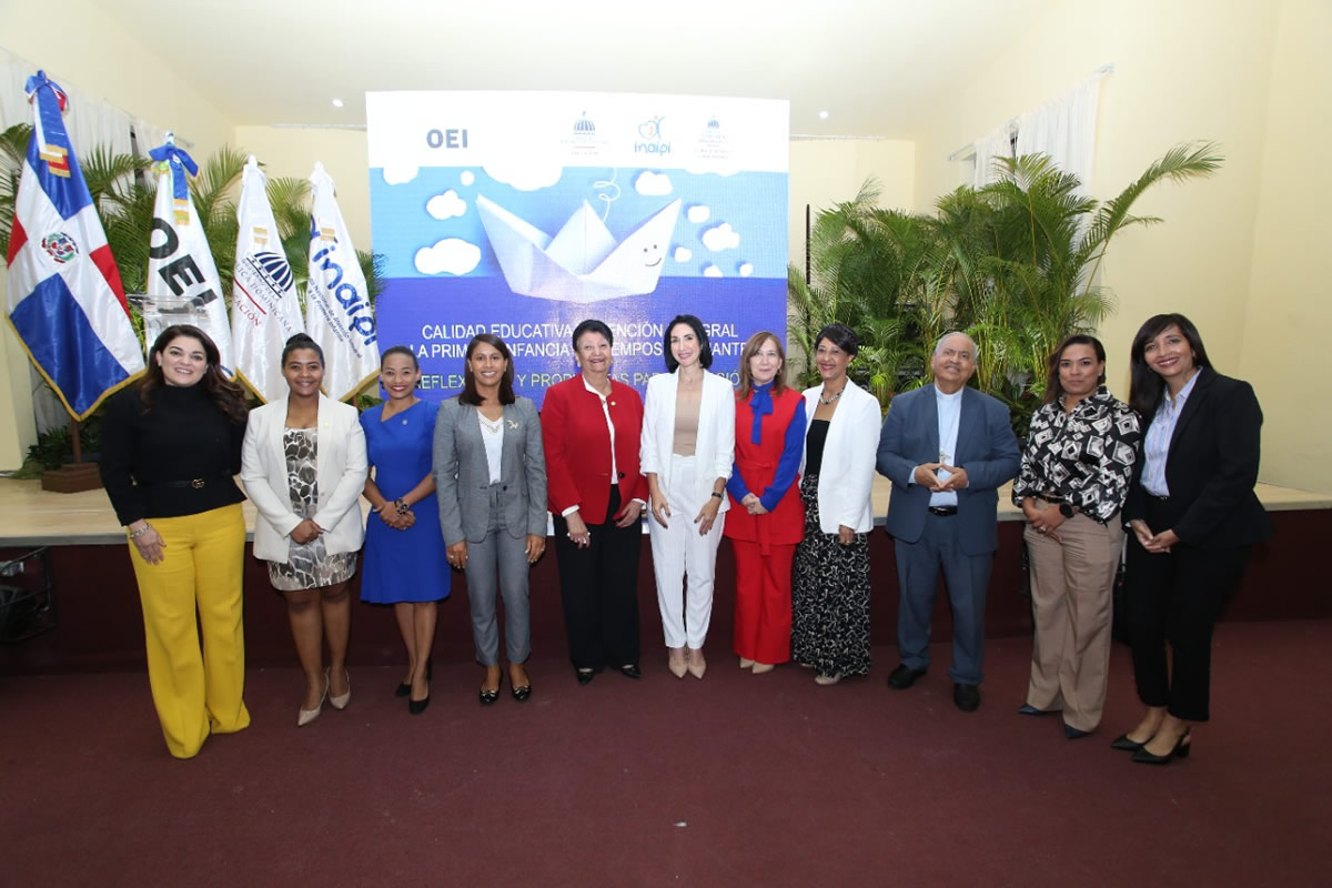 Raquel Arbaje, primera dama de la república; Besaida Santana, directora ejecutiva del Inaipi; Catalina Andújar Scheker, representante residente de la OEI en República Dominicana junto a otras personalidades de estas instituciones