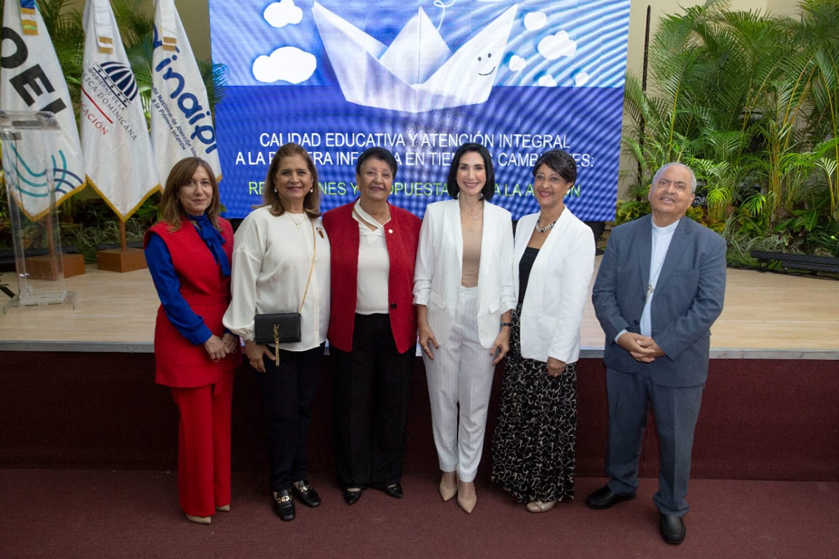 Raquel Arbaje, primera dama de la república; Besaida Santana, directora ejecutiva del Inaipi; Catalina Andújar Scheker, representante residente de la OEI en República Dominicana y otras personalidades