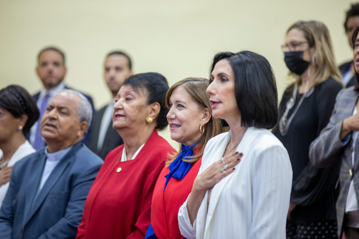 Monseñor Ramón Benito Ángeles, rector de la Universidad Católica Santo Domingo (UCSD); Besaida Santana, directora ejecutiva del Inaipi; Catalina Andújar Scheker, representante residente de la OEI en República Dominicana y Raquel Arbaje, primera dama de la república