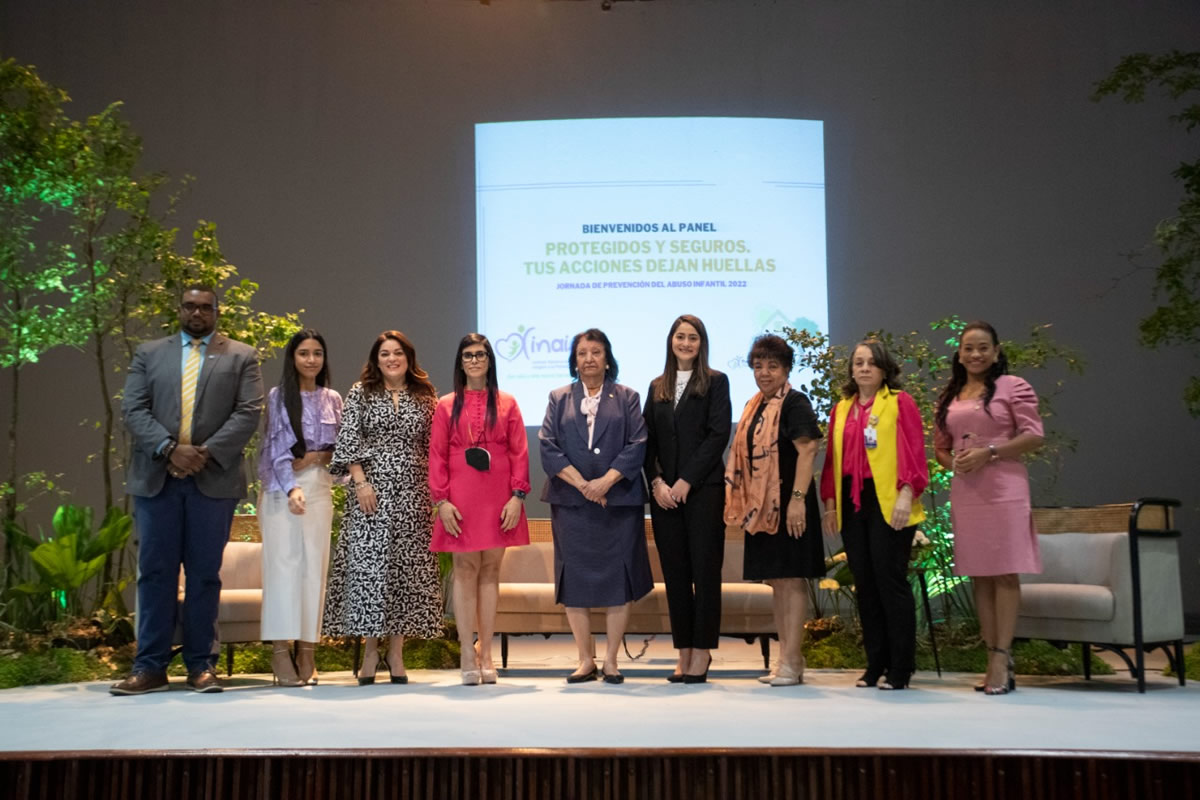 La directora ejecutiva del Inaipi, Besaida Manola Santana de Báez, junto a los panelistas