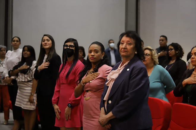 Besaida Santana, Directora ejecutiva del INAIPI, junto a personalidades asistentes Panel