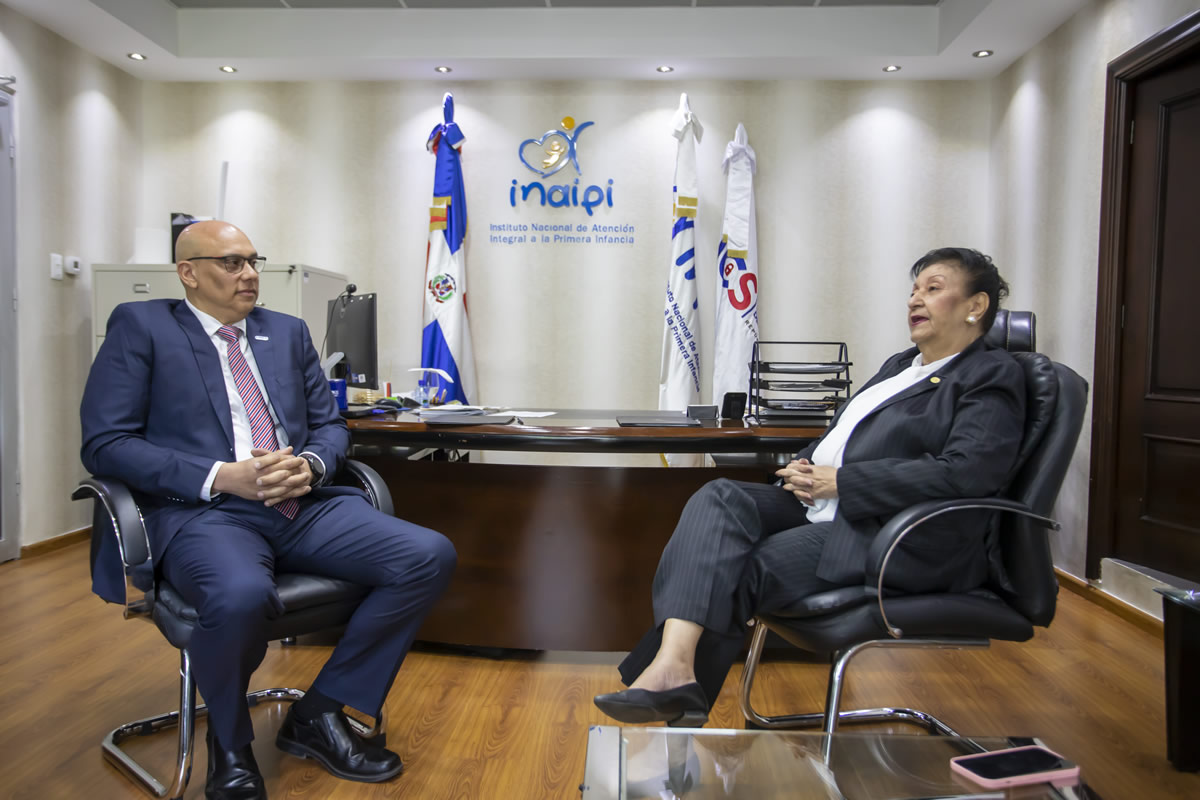 Juan Gabriel Gautreaux Martínez, director ejecutivo del CNCS y Besaida Manola Santana De Báez, directora ejecutiva del Inaipi