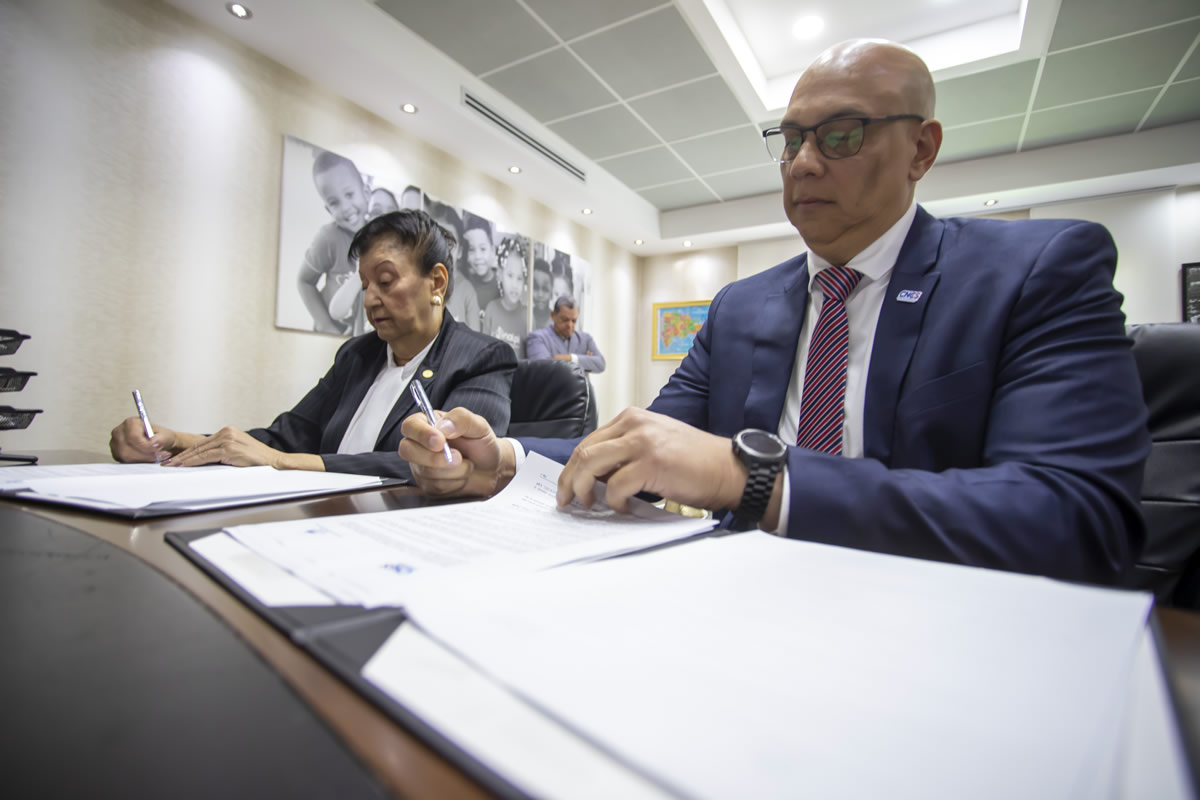 Juan Gabriel Gautreaux Martínez, director ejecutivo del CNCS y Besaida Manola Santana De Báez, directora ejecutiva del Inaipi firman el acuerdo