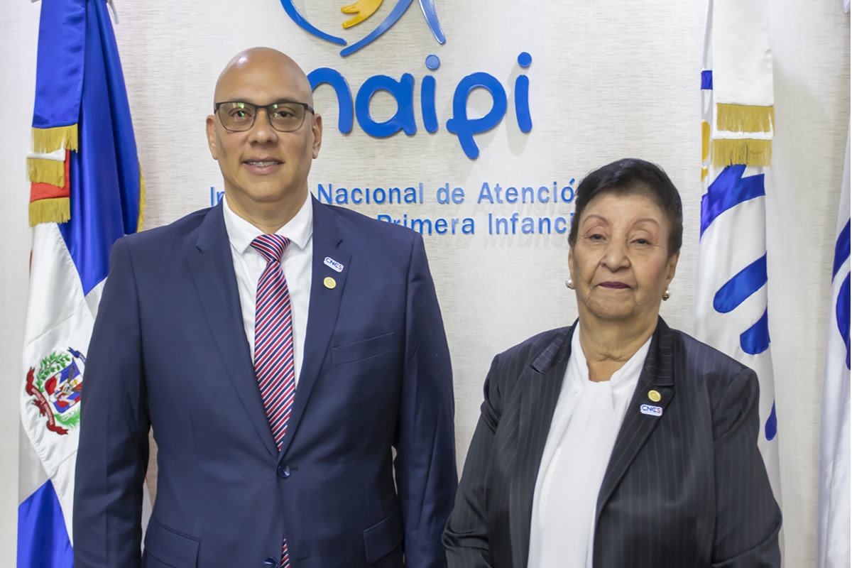 Juan Gabriel Gautreaux Martínez, director ejecutivo del CNCS y Besaida Manola Santana De Báez, directora ejecutiva del Inaipi