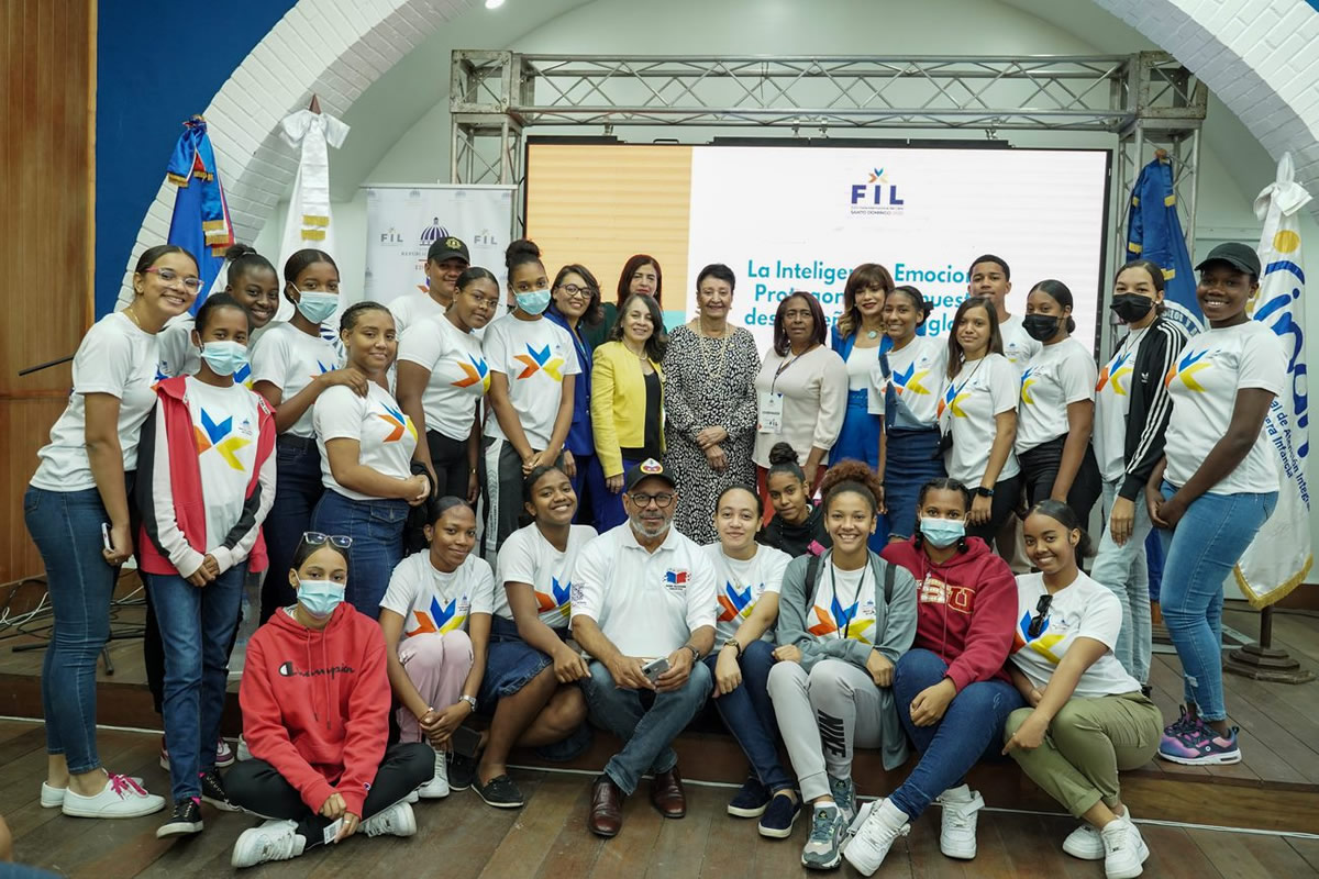Besaida Manola Santana de Báez; directora ejecutiva del Inaipi al centro junto a colaboradores e invitados especiales 