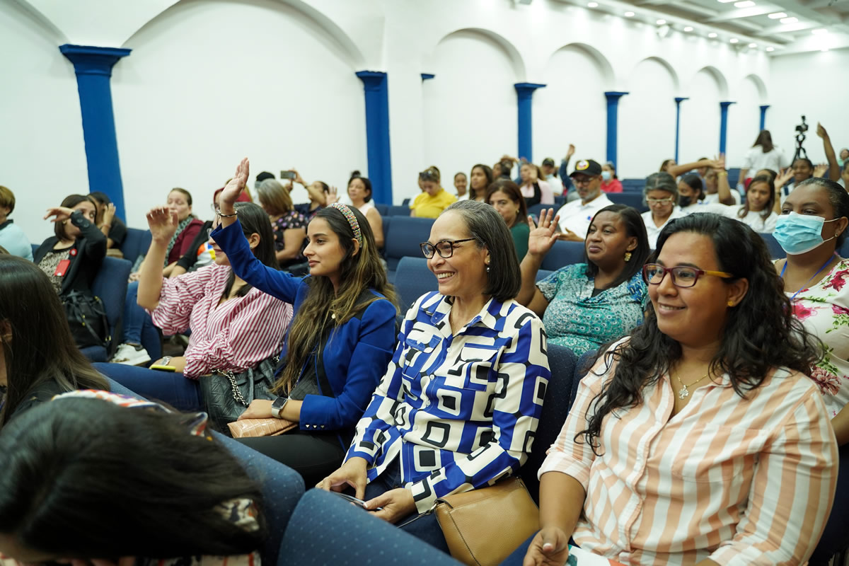 Parte de los asistentes que participaron en la Conferencia