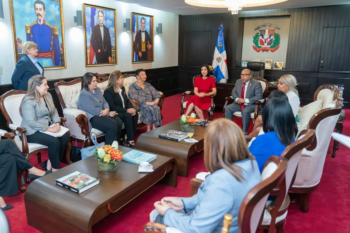 La reunión fue celebrada en la Cámara de Diputados y estuvo encabezada por Alfredo Pacheco y la primera dama Raquel Arbaje