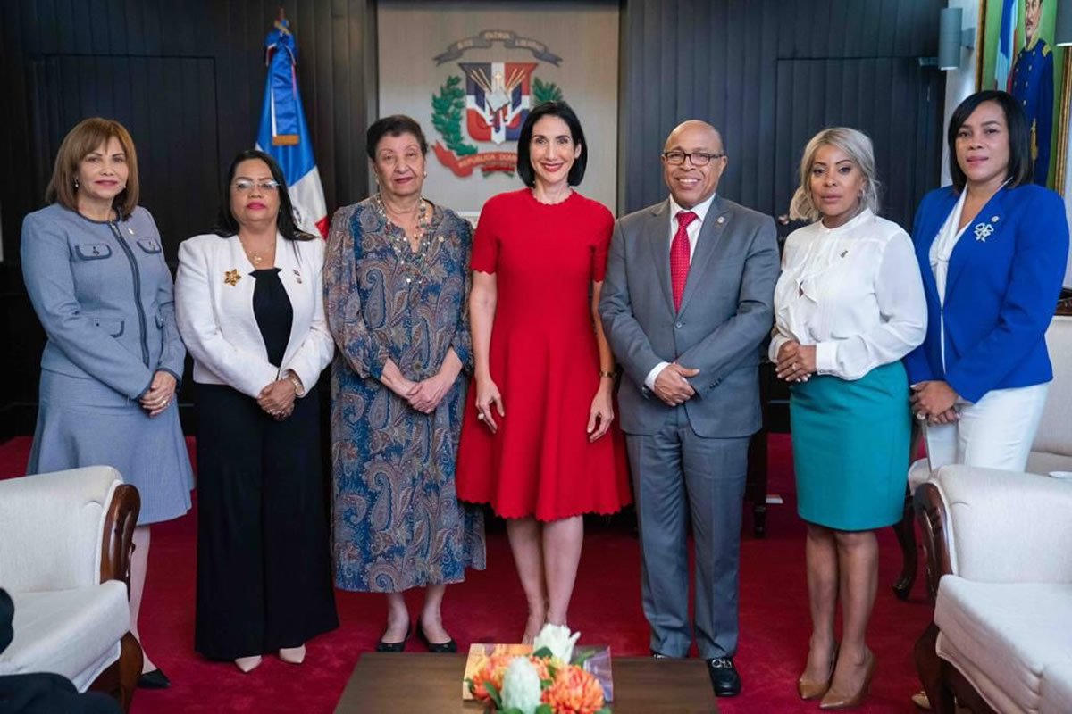 En la reunión también participaron las diputadas Adelis Olivares, Kenia Bidó y Lily Florentino y Servia Iris Familia