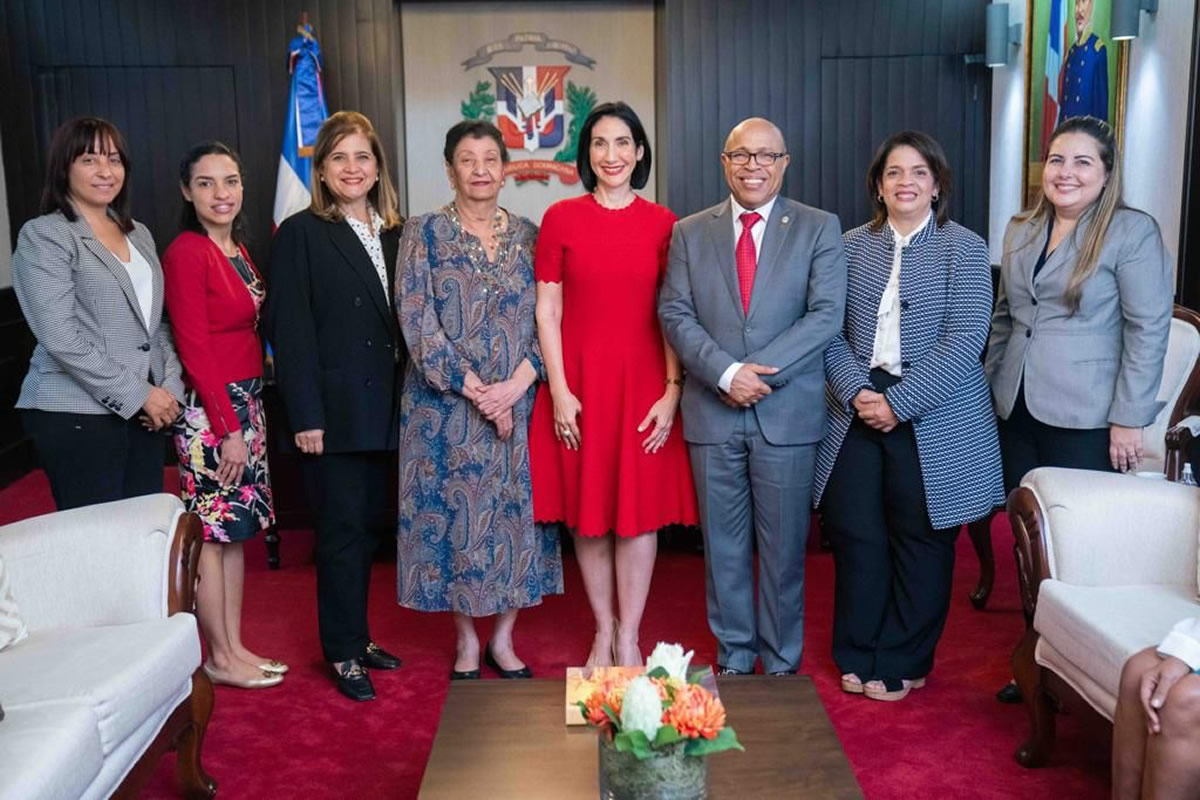 Representantes del Conani y del Inaipi junto a la primera dama Raquel Arbaje y Alfredo Pacheco, presidente de la Cámara de Diputados
