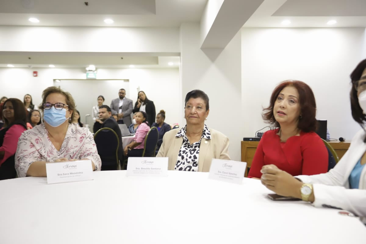 Besaida Manola Santana de Báez, Sara Menéndez y Clavel Sánchez.