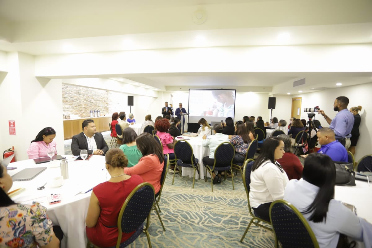 Colaboradores del Inaipi que participan en el taller