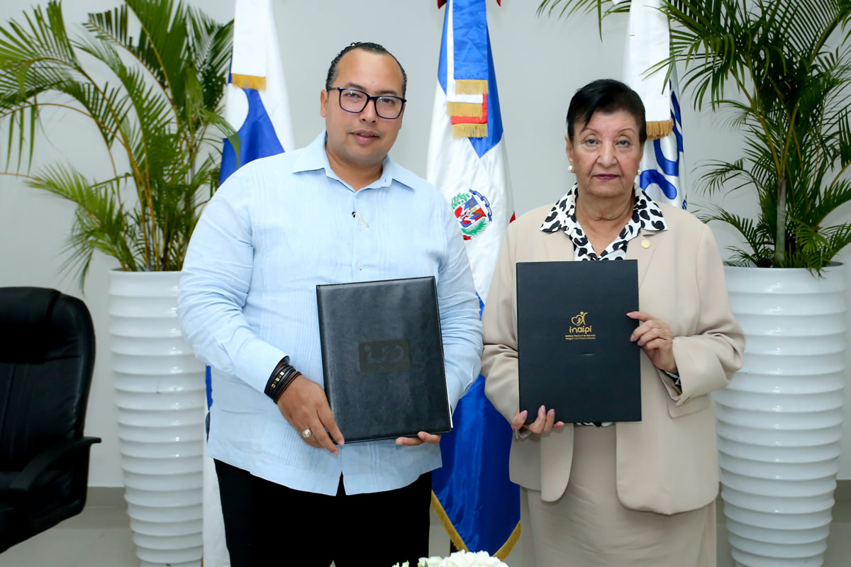Lorenzo Ramírez, Director General del INDOCAL y y Besaida Manola Santana de Báez, directora ejecutiva del Inaipi 