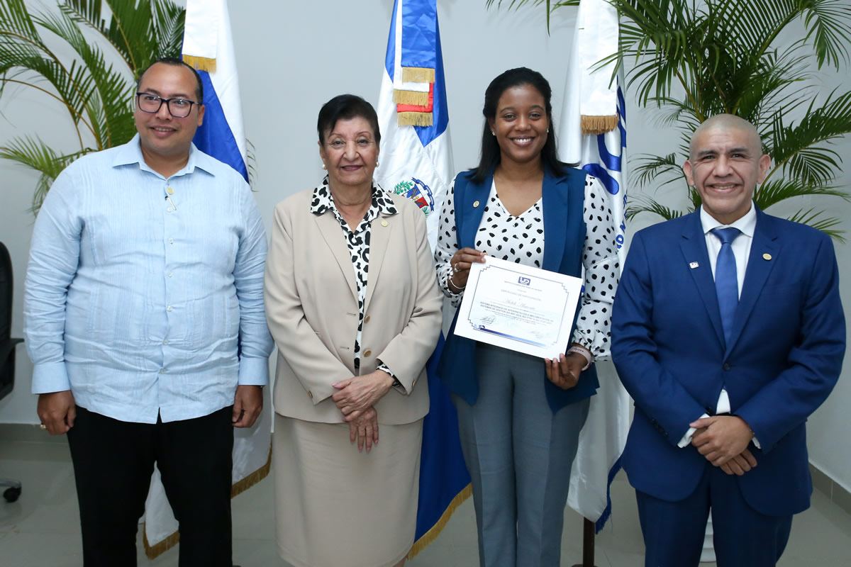 los directores Santana de Báez y Ramirez entregan certificado a colaboradora junto a Carlos Flores Roca, Gerente General del GRUPO CONCEPTA