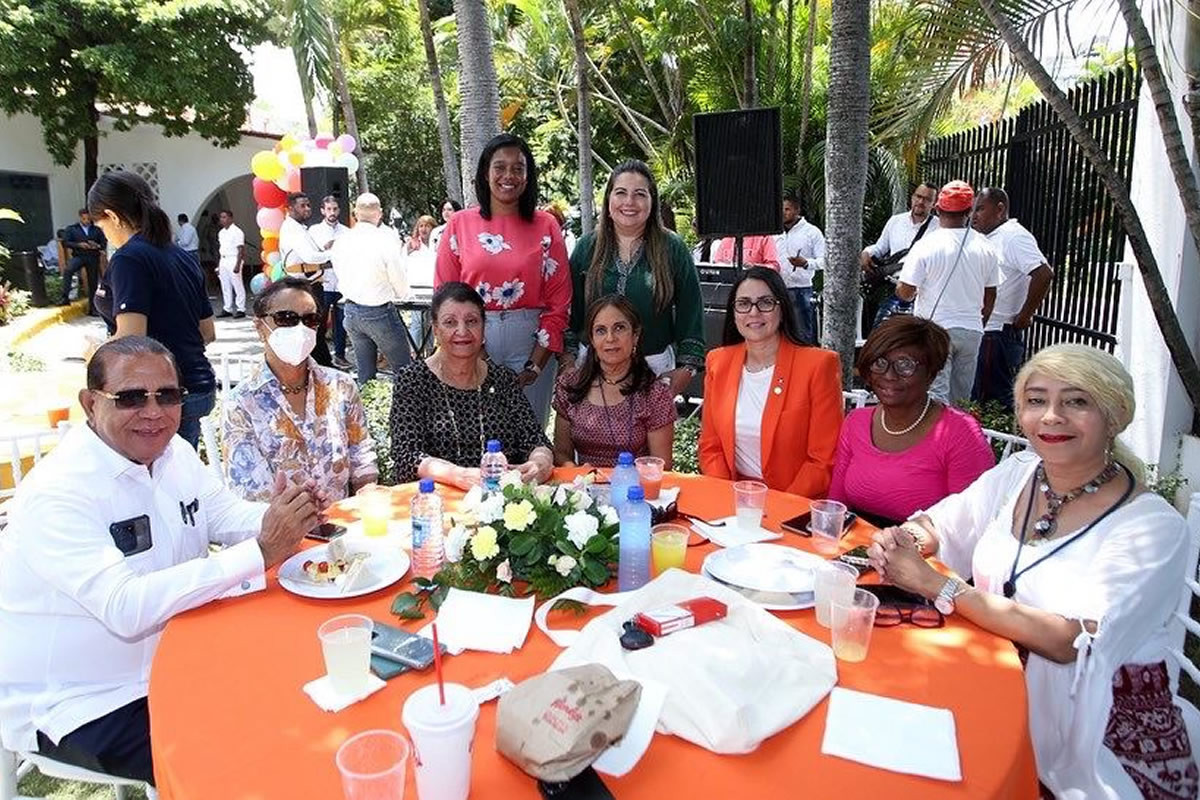 Besaida Manola Santana de Báez, directora ejecutiva de INAIPI, junto a colaboradoras del INAIPI en el almuerzo con motivo del Dia de las Madres