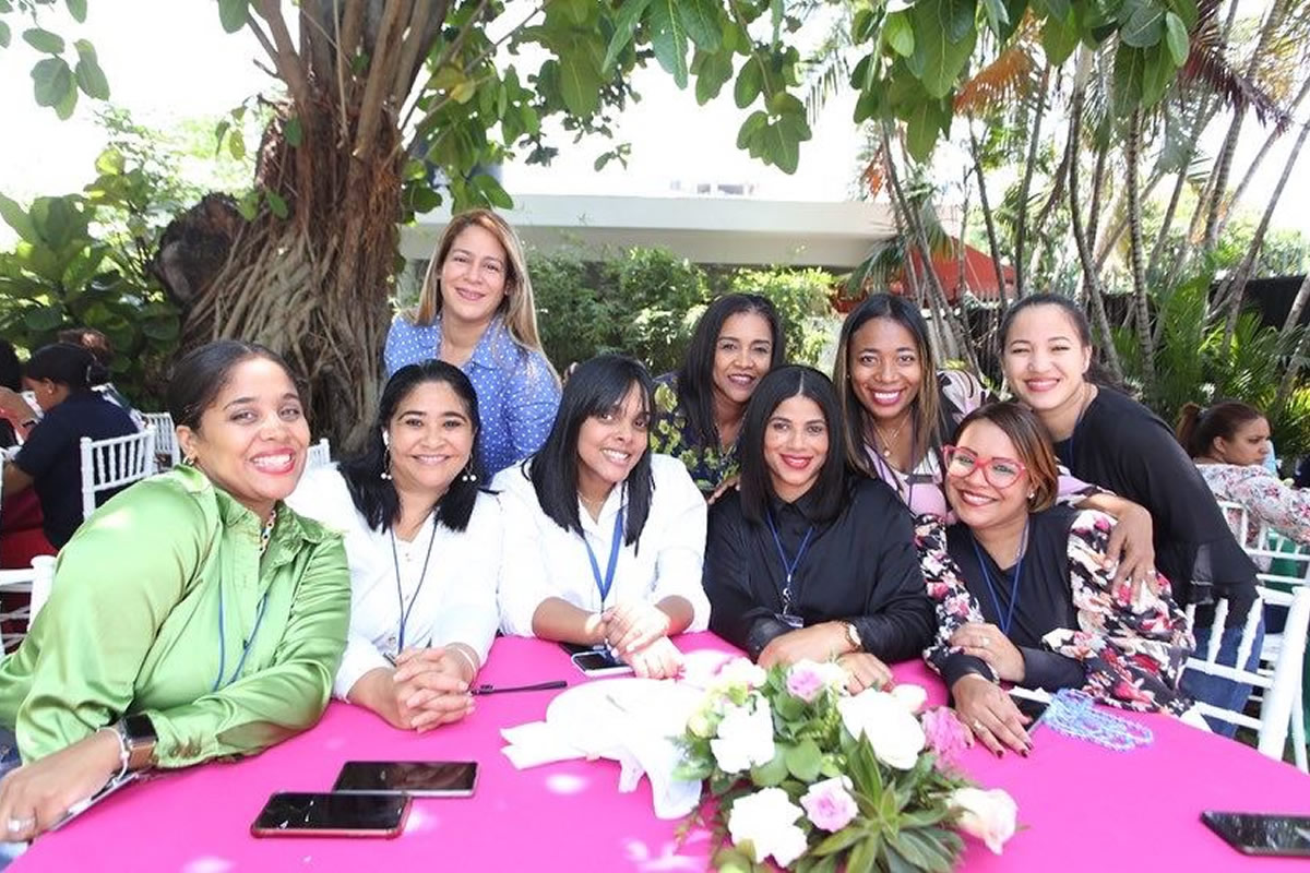 Colaboradoras del INAIPI durante el almuerzo especial día de las madres