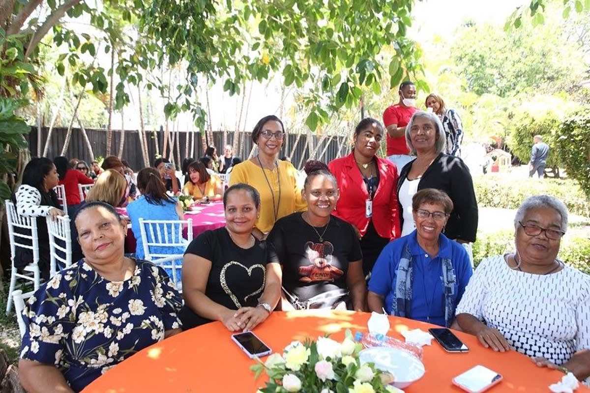 Colaboradoras del INAIPI durante el almuerzo especial día de las madres